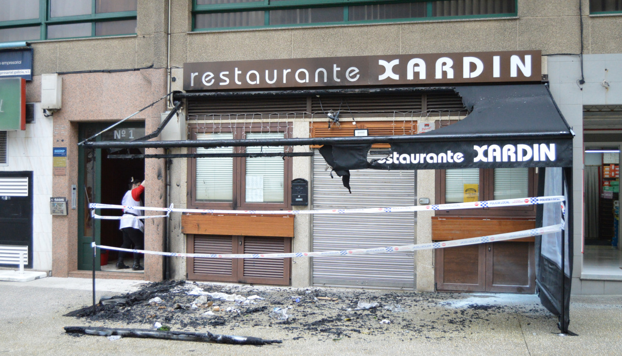 El toldo del céntrico restaurante quedó prácticamente calcinado
