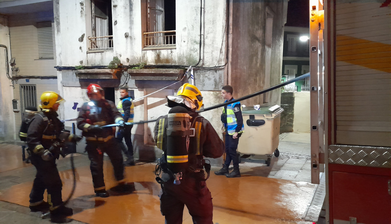 Efectivos de las Policías Local y Nacional y de los parques comarcales de Bomberos de Ribeira y Boiro fueron movilizados por el incendio