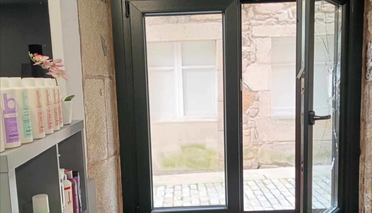 Los ladrones rompieron el cristal de una ventana lateral de la peluquería para abrirla y acceder a su interior para sustraer el dinero de una hucha