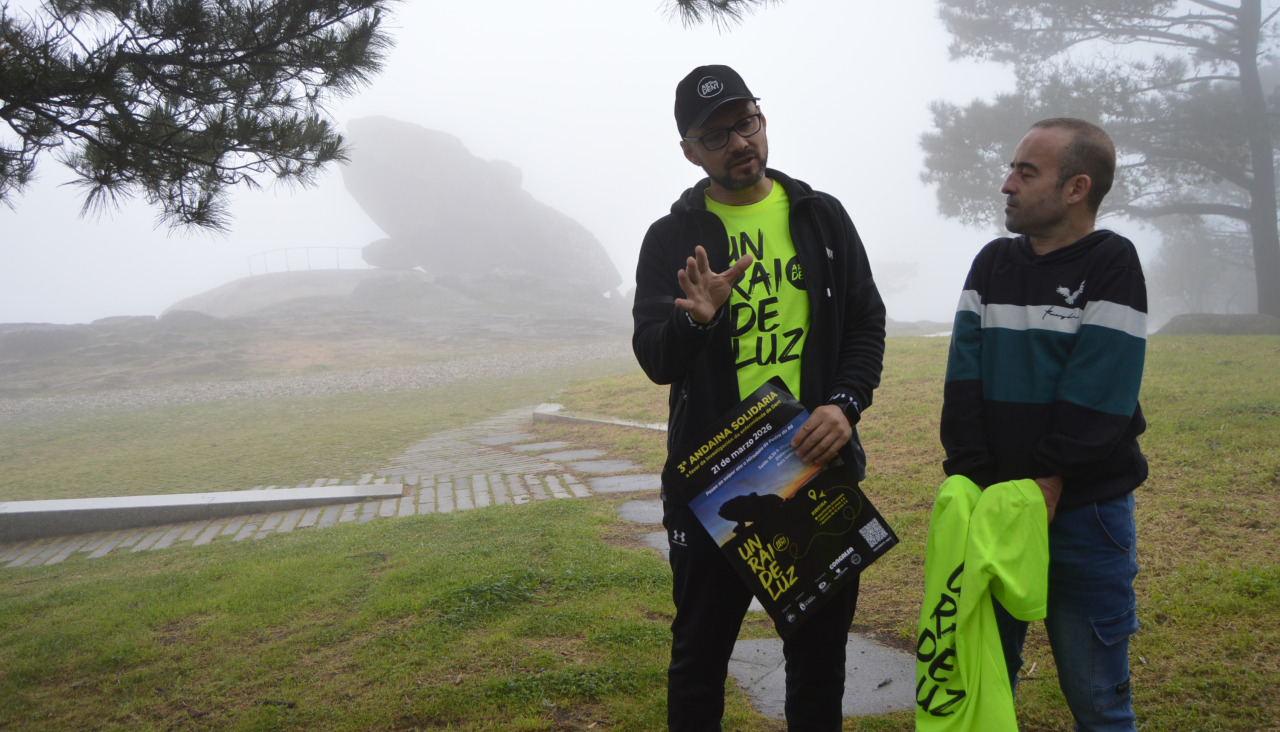 Fernando Yáñez y Álex Vidal presentaron ayer, en un mirador Pedra da Rá envuelto en la niebla, la tercera edición de la andaina 'Un raio de luz' para visibilizar la enfermedad de Dent