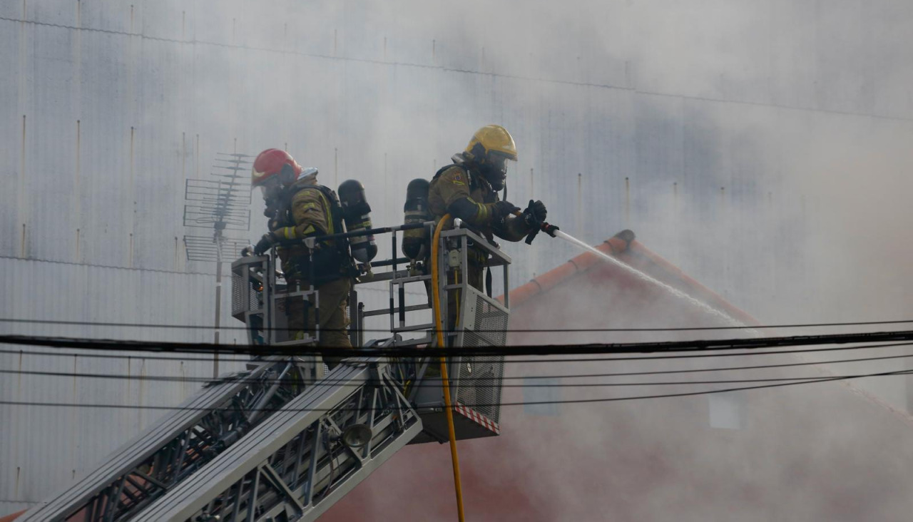 Momento de la extinción del incendio en Os Duráns