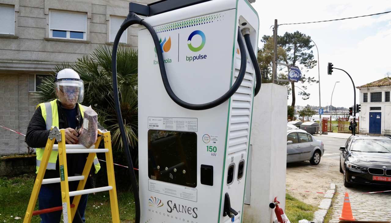 Cargador de coches eléctrico instalado por la Mancomunidade en Vilagarcía