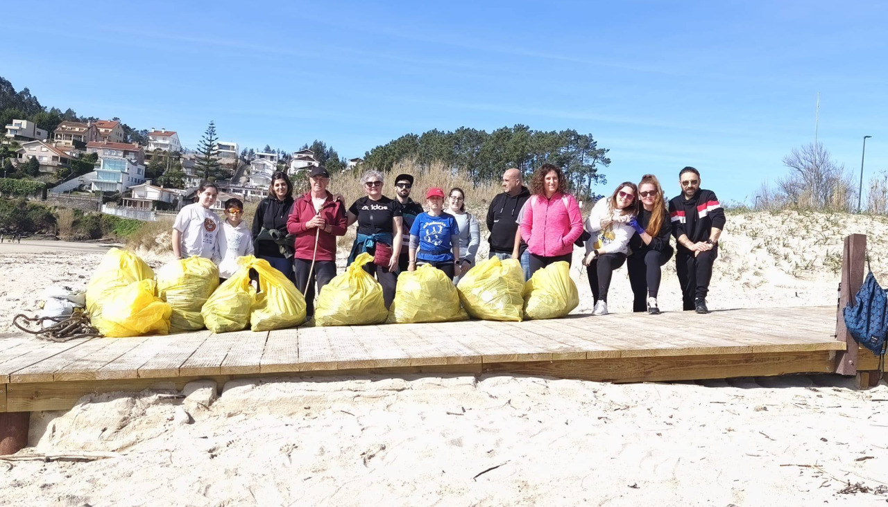 Participantes en la última limpieza de playas organizada por Andarela