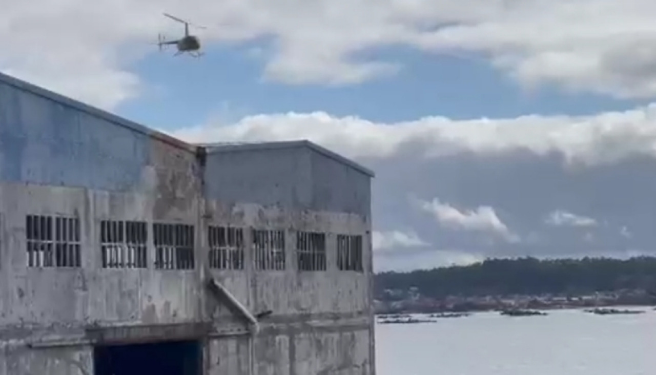 El helicóptero de una empresa de demoliciones sobrevoló el cielo de A Ribeiriña antes de tomar tierra para recorrer el interior y exterior de la nave en ruinas