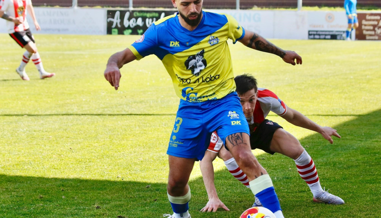 Brais Parada durante el último partido del Cambados en A Illa