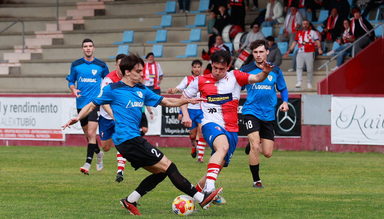 Martín Diz fue titular en la banda izquierda de los locales