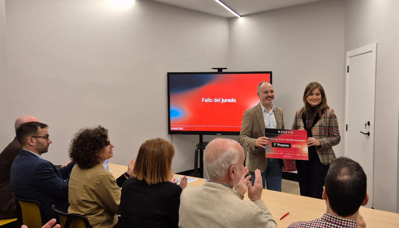 La emprendedora Patricia Martínez, de Craftium, fue la encargada de recoger el premio en manos del presidente de Zona Franca, David Regades