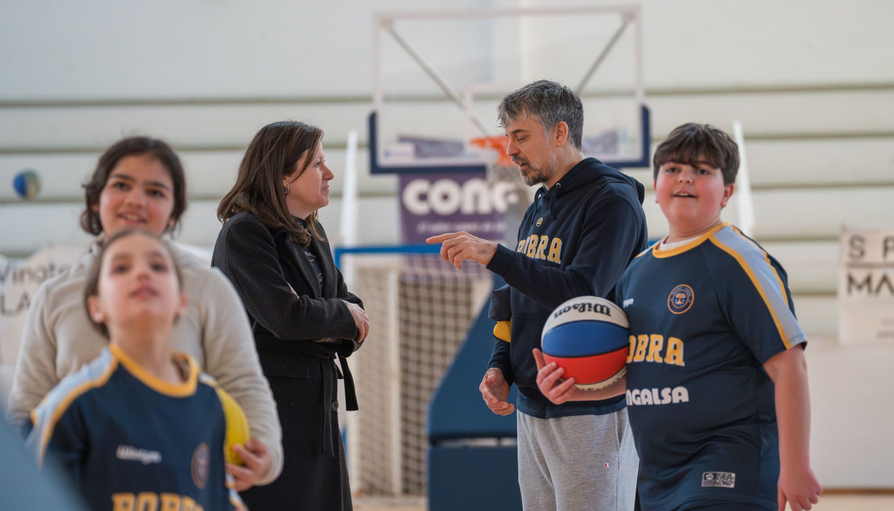 Isabel Cañas, directora de Relaciones Externas de la compañía, realizó una visita al club