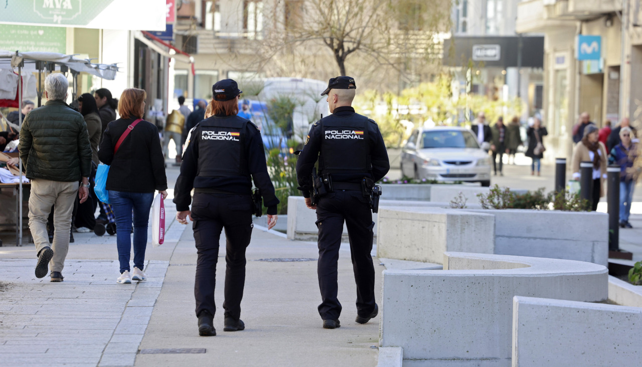 Una patrulla a pie de la Policía Nacional de Vilagarcía