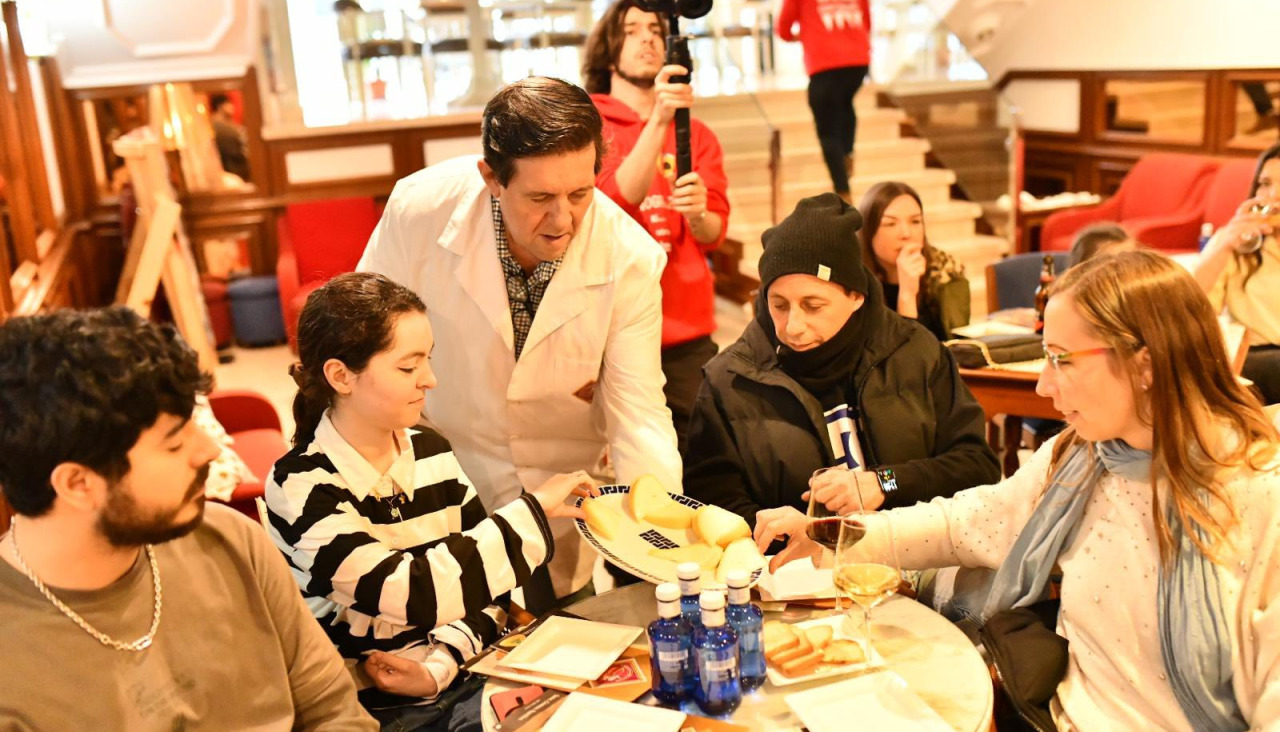 Entre las actividades ya realizadas, había una cata de quesos en el Hotel Serantes