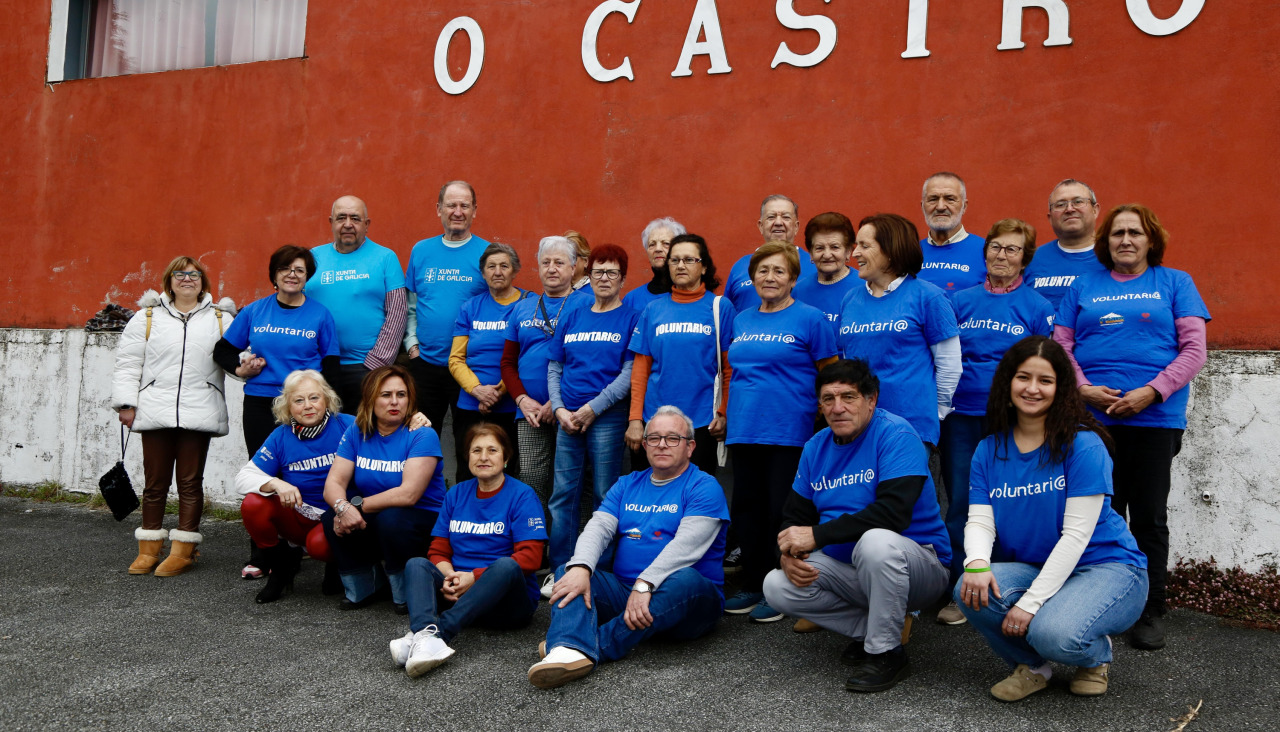 Una representación de la entidad, voluntarios y usuarios, ayer, en la sede social en Baión |