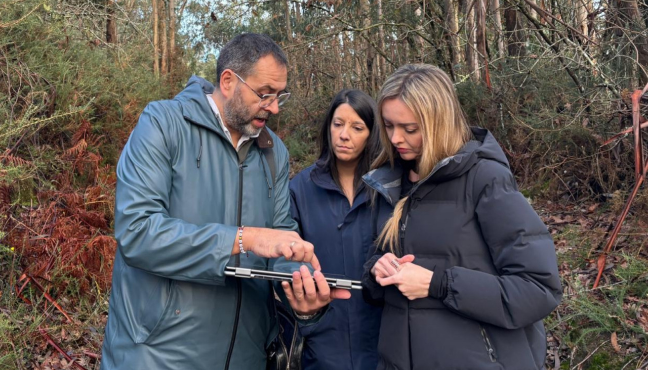Fabiola García, María Sampedro y un técnico municipal visitaron recientemente los terrenos elegidos en Cruxeiras para levantar la futura residencia de mayores en la capital barbanzana