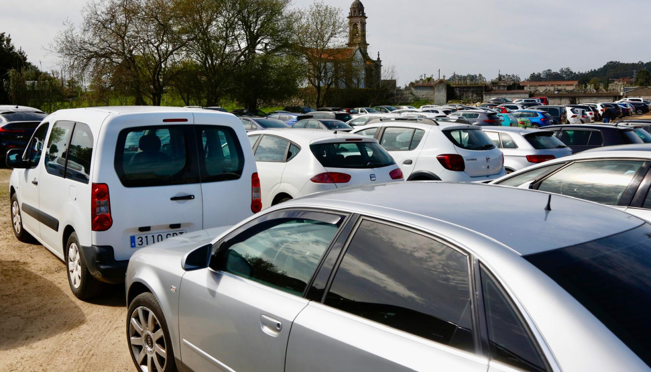Un aparcamiento colmado de coches en Arousa