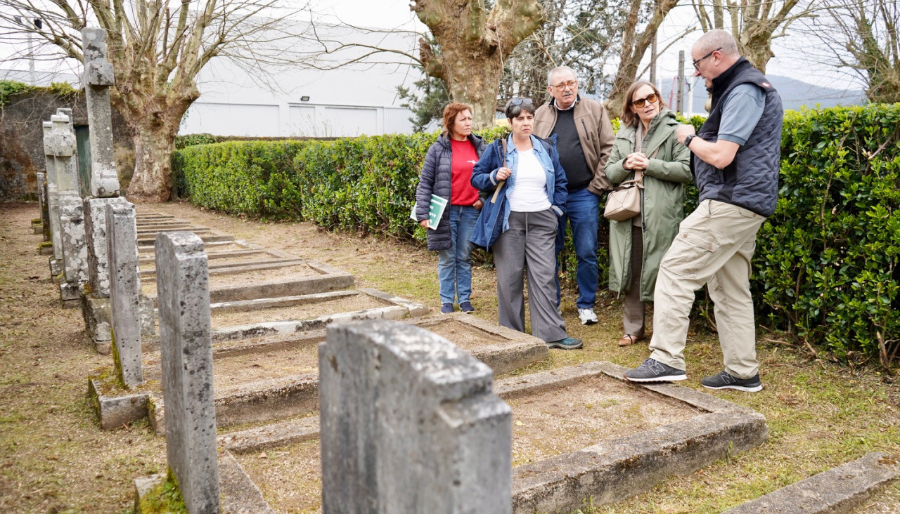 Un momento de la visita al cementerio