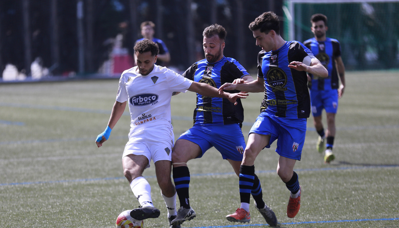 Óscar y Dani Prada en una acción  defensiva en A Grela