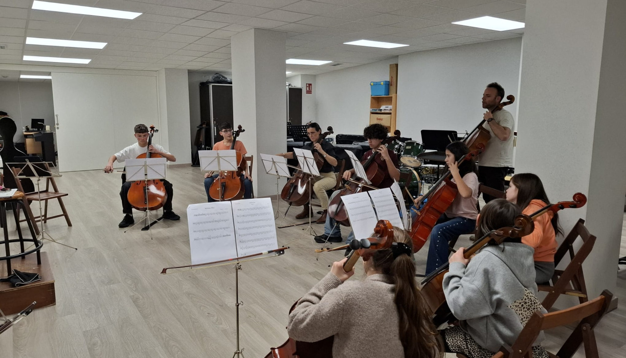 El alumnado de violonchelo participando en una master class con el solista de la Real Filarmónica de Galicia, Millán Abeledo Malheiro