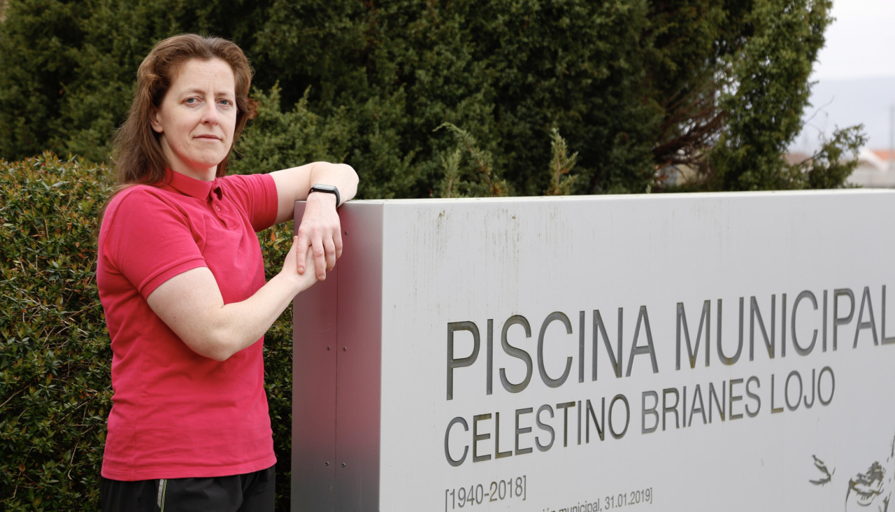 Katarzyna Debowska en la fachada de la piscina de Fontecarmoa