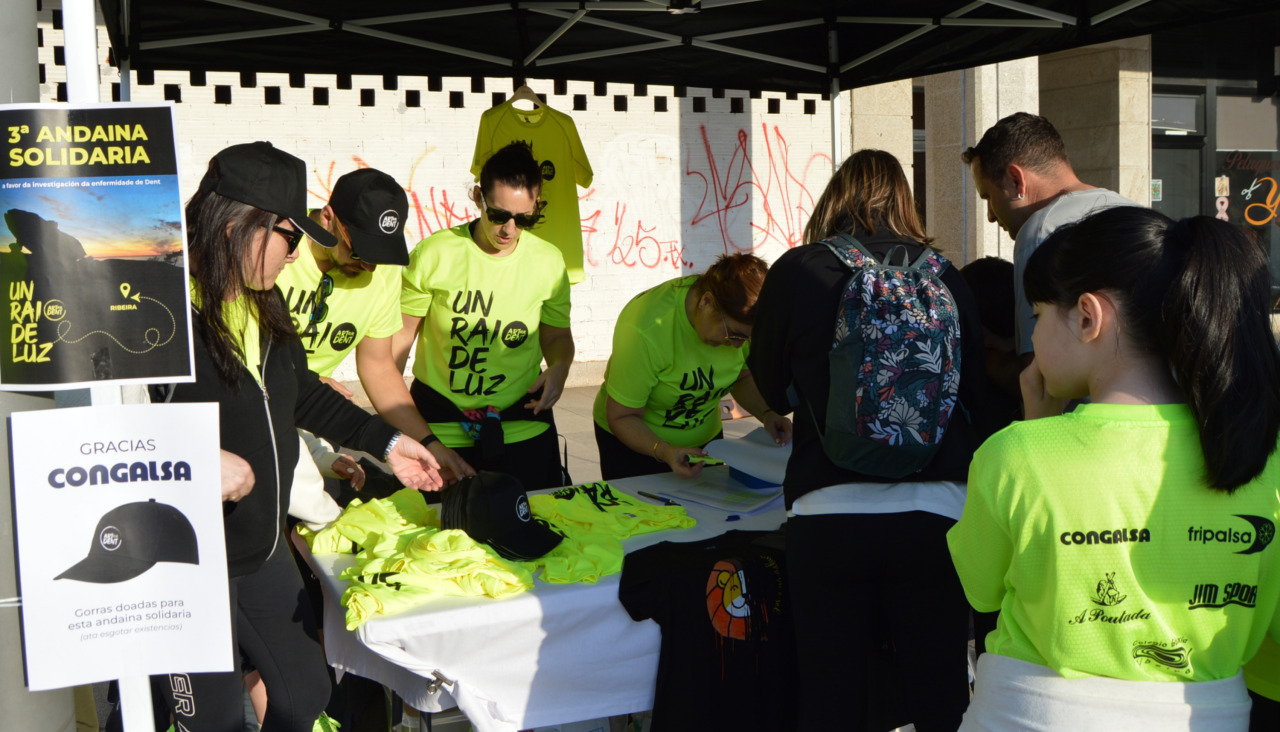 El puesto informativo de 'Art For Dent' en la Praza de España recogió las inscripciones de última hora y donaciones, así como vendió camisetas de color verde fluor