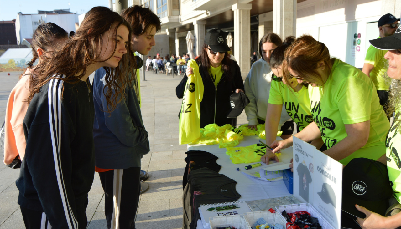 El puesto informativo de 'Art For Dent' en la Praza de España recogió las inscripciones de última hora y donaciones, así como vendió camisetas de color verde fluor