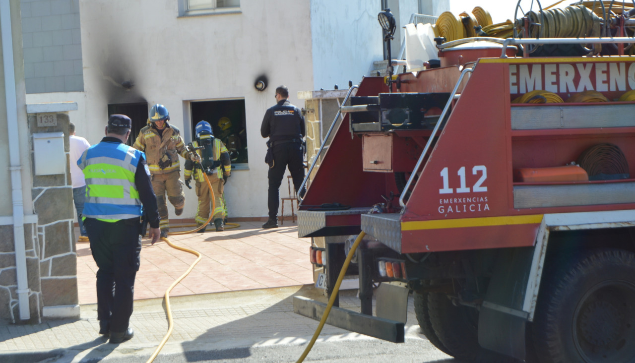 Efectivos del GAEM, de los Bomberos y de las Policías Local y Nacional, todos ellos de Ribeira, fueron movilizados por un incendio en un inmueble en Castiñeiras