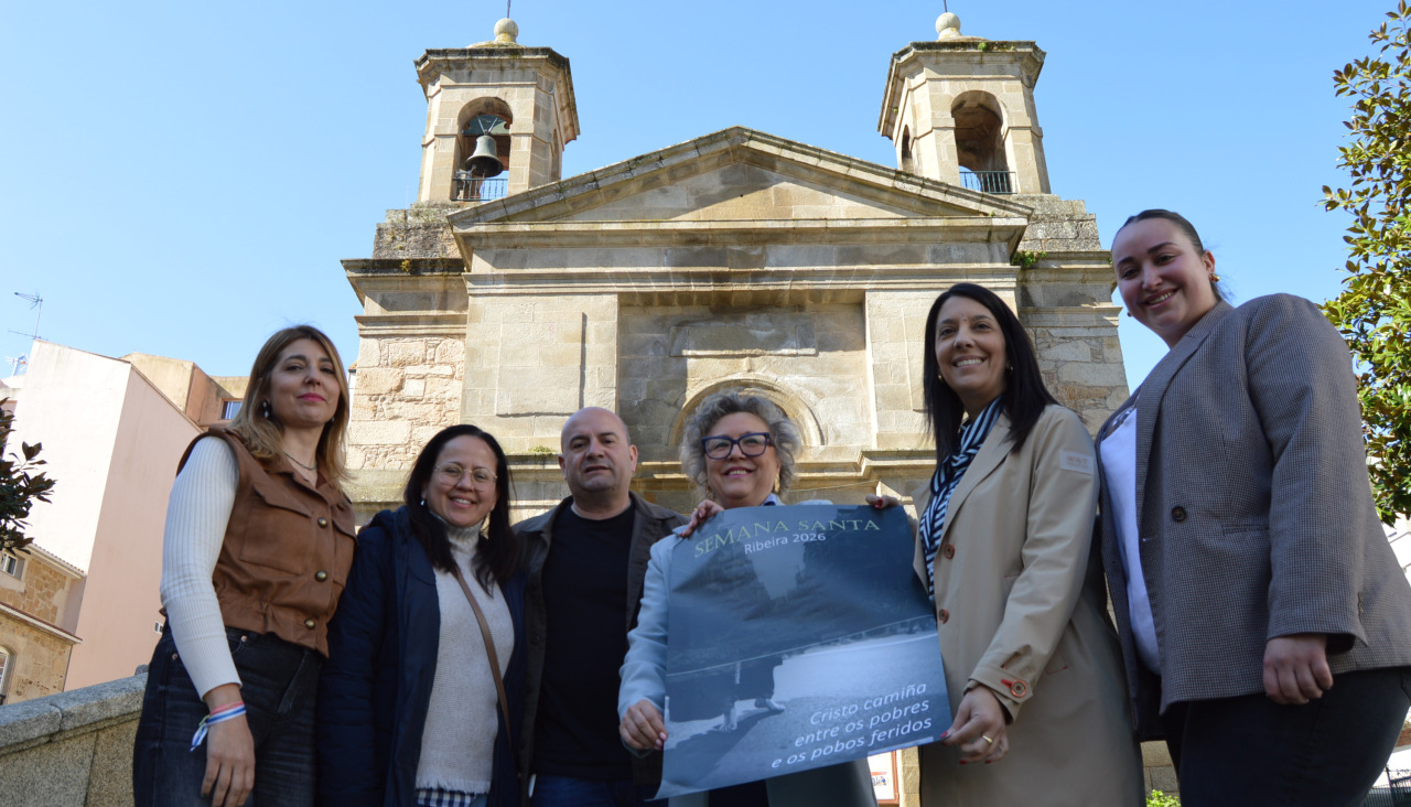 La presentación de la programación contó con la participación la concejala Ana Barreiro, la catequista Aislene Marqués, el párroco Alfonso Mera, Puri Cores, presidenta de Amas de Casa, la alcaldesa María Sampedro y Carmen Pena, directiva de Alfaia