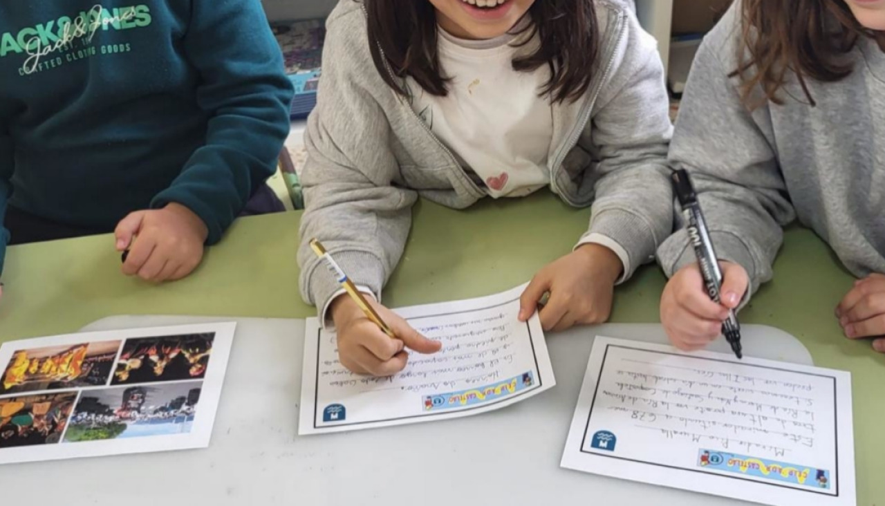 Alumnos de colegios rianxeiros ultiman el envío de material educativo elaborado por su propio alumnado a escuelas de campamentos de refugiados saharauis