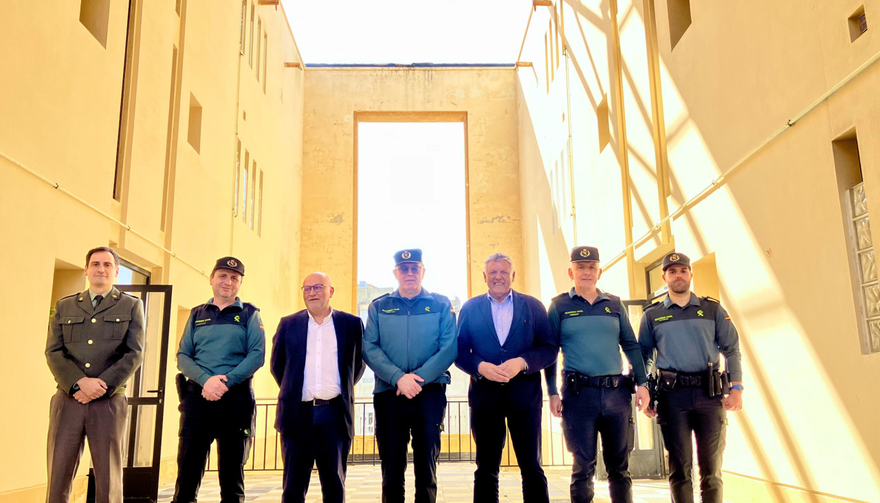 Un momento de la visita al cuartel de la Guardia Civil de Sanxenxo