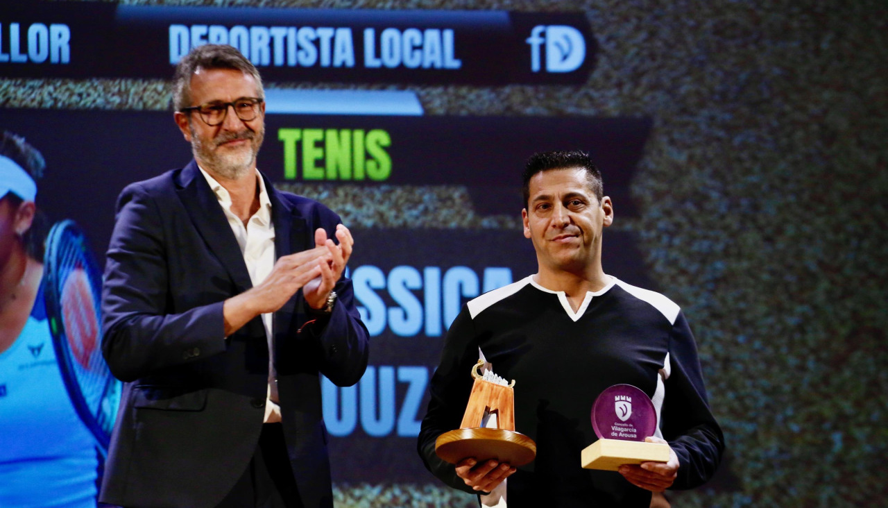 Juan Bouzas, padre de Jéssica Bouzas Maneiro, junto al alcalde Alberto Varela el la última gala, en la que la tensta fue coronada como mejor deportistas local por segundo año consecutivo