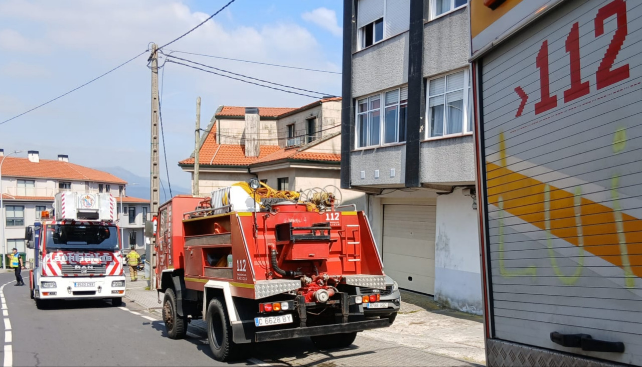Las dotaciones de guardia de Bomberos y GAEM, se Ribeira, junto con las Policías Local y Nacional, fueron movilizadas por el incendio