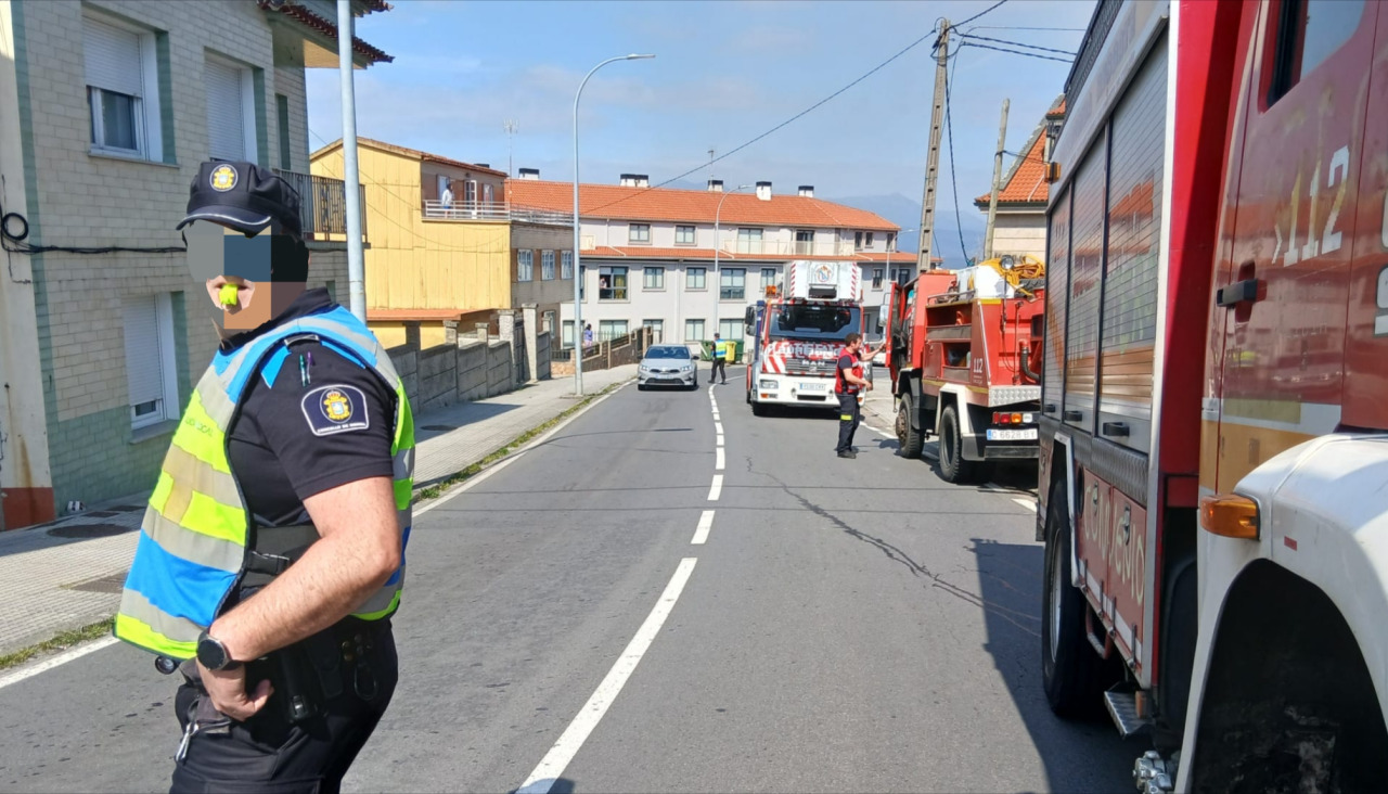 Agentes municipales ribeirenses se encargaron de regular el tráfico rodado en las inmediaciones del lugar el incendio dio al estar ocupada parte de la calzadas por los camiones de Bomberos y del GAEM