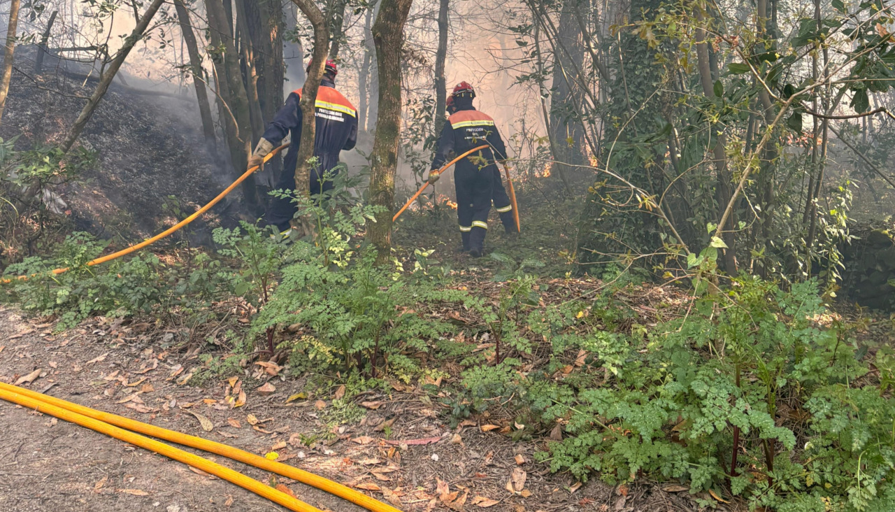 Voluntarios de la agrupación de Protección Civil de A Pobra participan en las labores de extinción del incendio forestal
