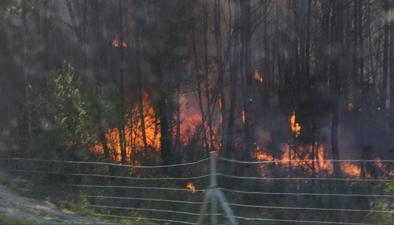 El fuego incluso se acercó a la Autovía do Barbanza, cerca de su salida en A Mercé