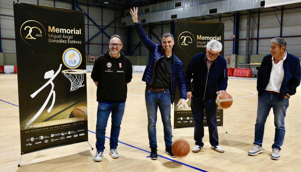 El concejal de Deportes, Carlos Coira, y el presidente de la AD Cortegada, Moncho Estévez, botan balones sobre la nueva pista de Fexdega, acompañados en la presentación del Memorial por José Gorgoso y R