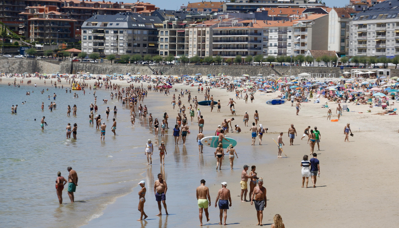 Bañistas en la playa de Silgar en Sanxenxo el verano pasado