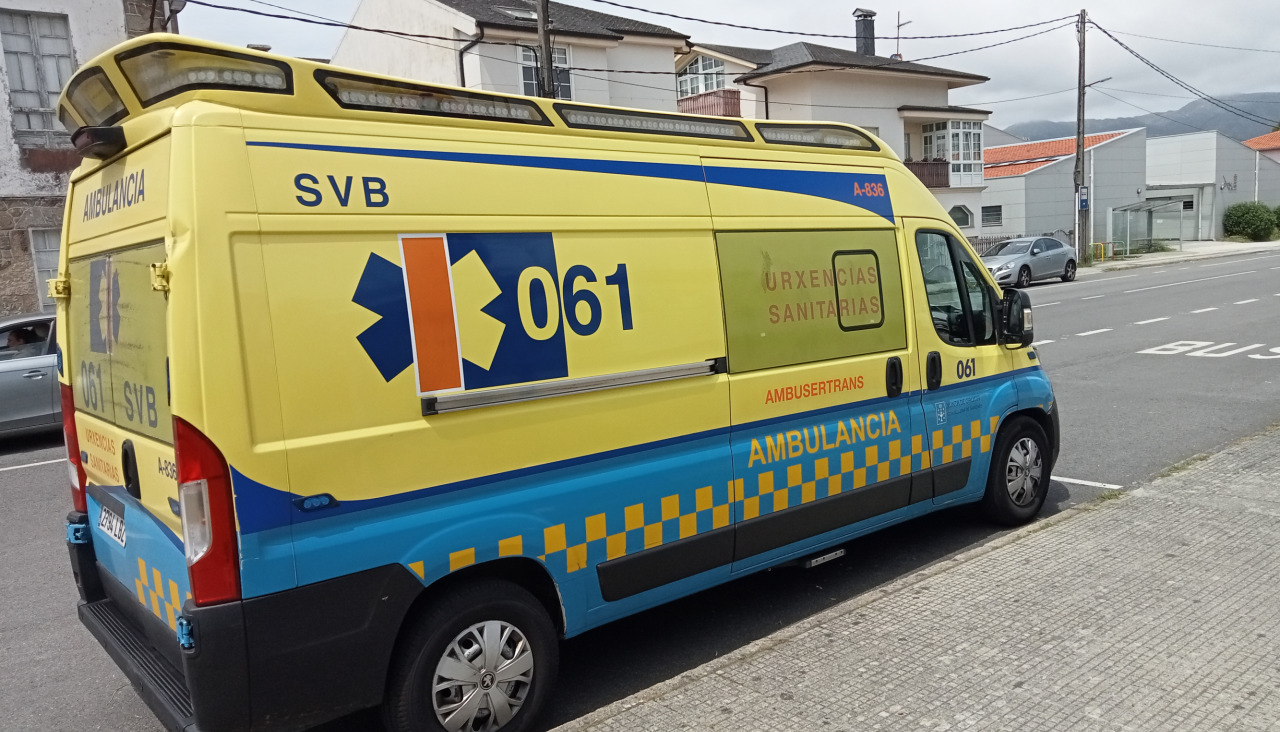 La ambulancia del 061 con base en el lugar de O Saltiño, con el equipo médico del PAC boirense prestó asistencia a la víctima del accidente