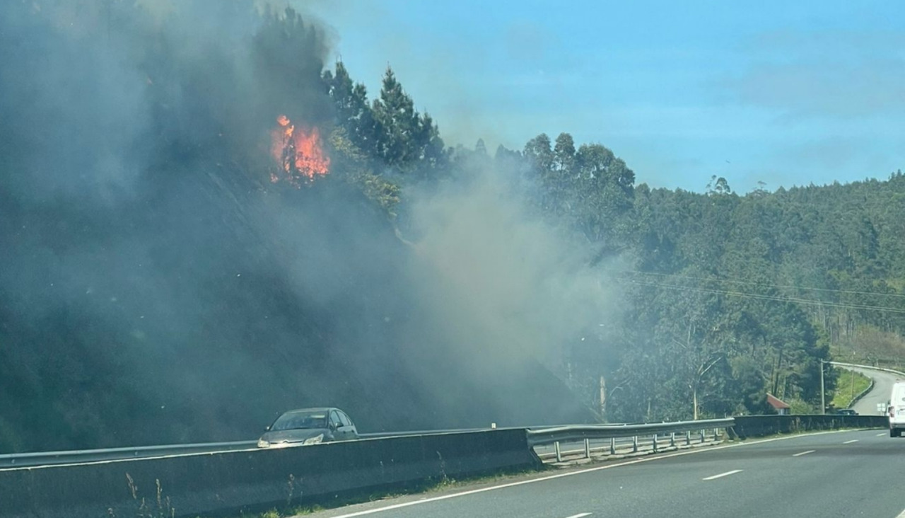 El fuego avanzó de forma peligrosa hacia la Autovía do Barbanza, pero finalmente no fue necesario cortar la circulación en tramo alguno