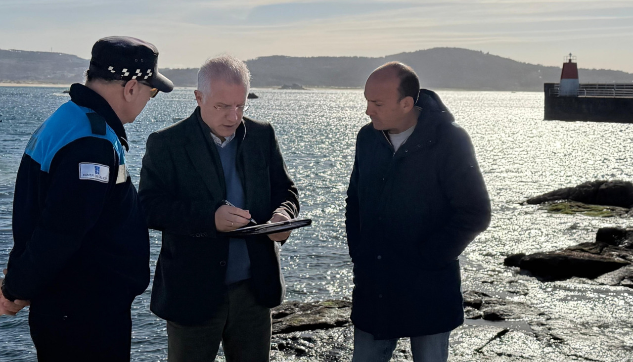 El concejal delegado de Mar de Ribeira, Fernando Abraldes, y el director de Portos de Galicia, Juan Sanmartín, revisaron las instalaciones portuarias ribeirenses