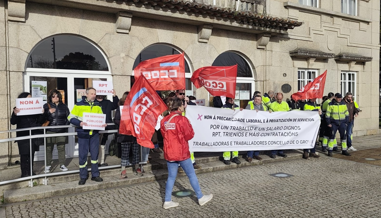 Trabajadores del Concello de O Grove durante una protesta
