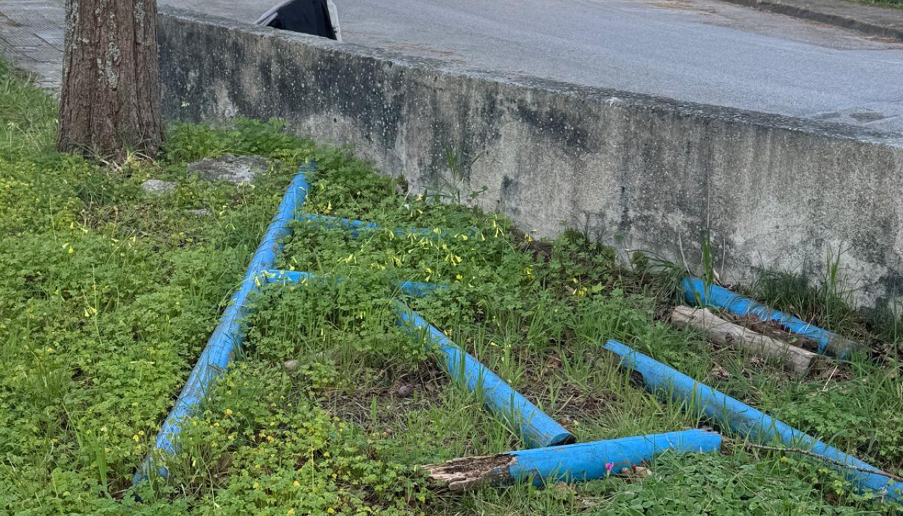 Mal estado del parque infantil de San Vicente do Mar en O Grove