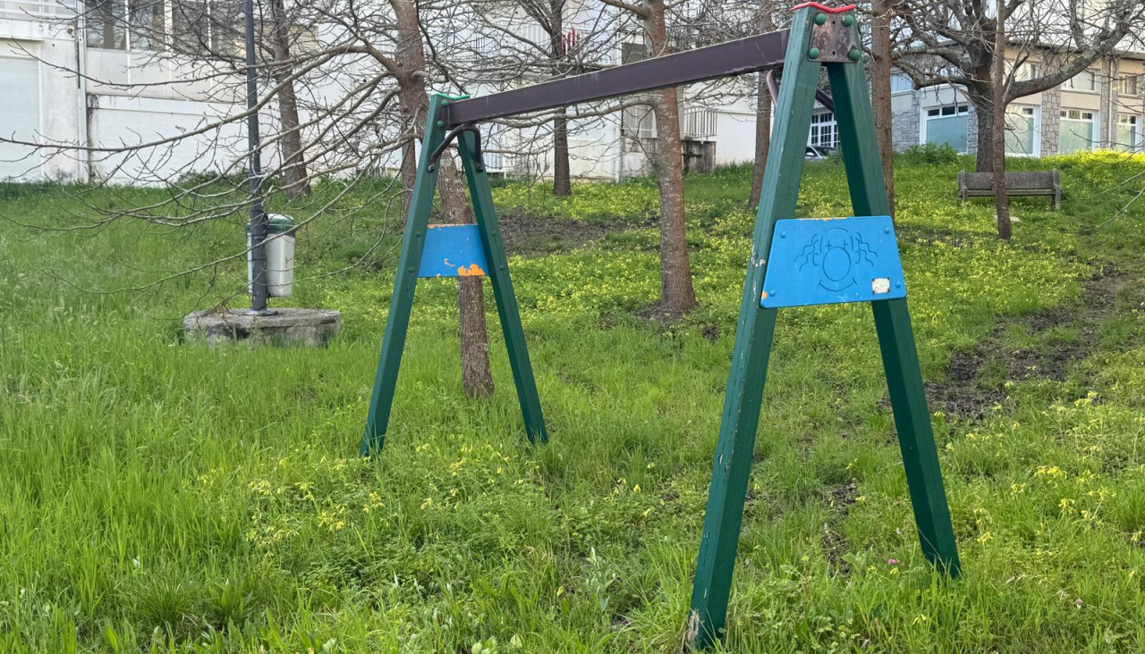 Mal estado del parque infantil de San Vicente do Mar en O Grove