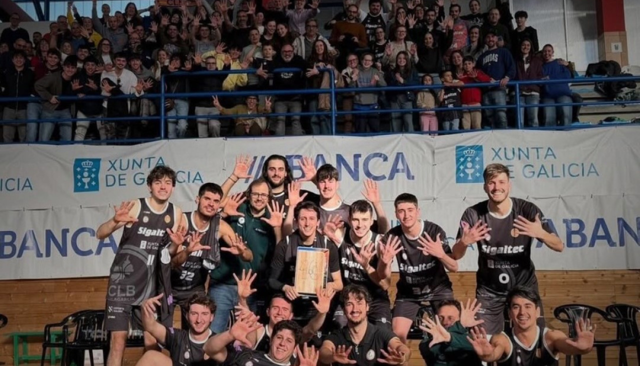 Equipo y afición posan al final del partido en Santiago, donde el Sigaltec logró su décima victoria de la temporada