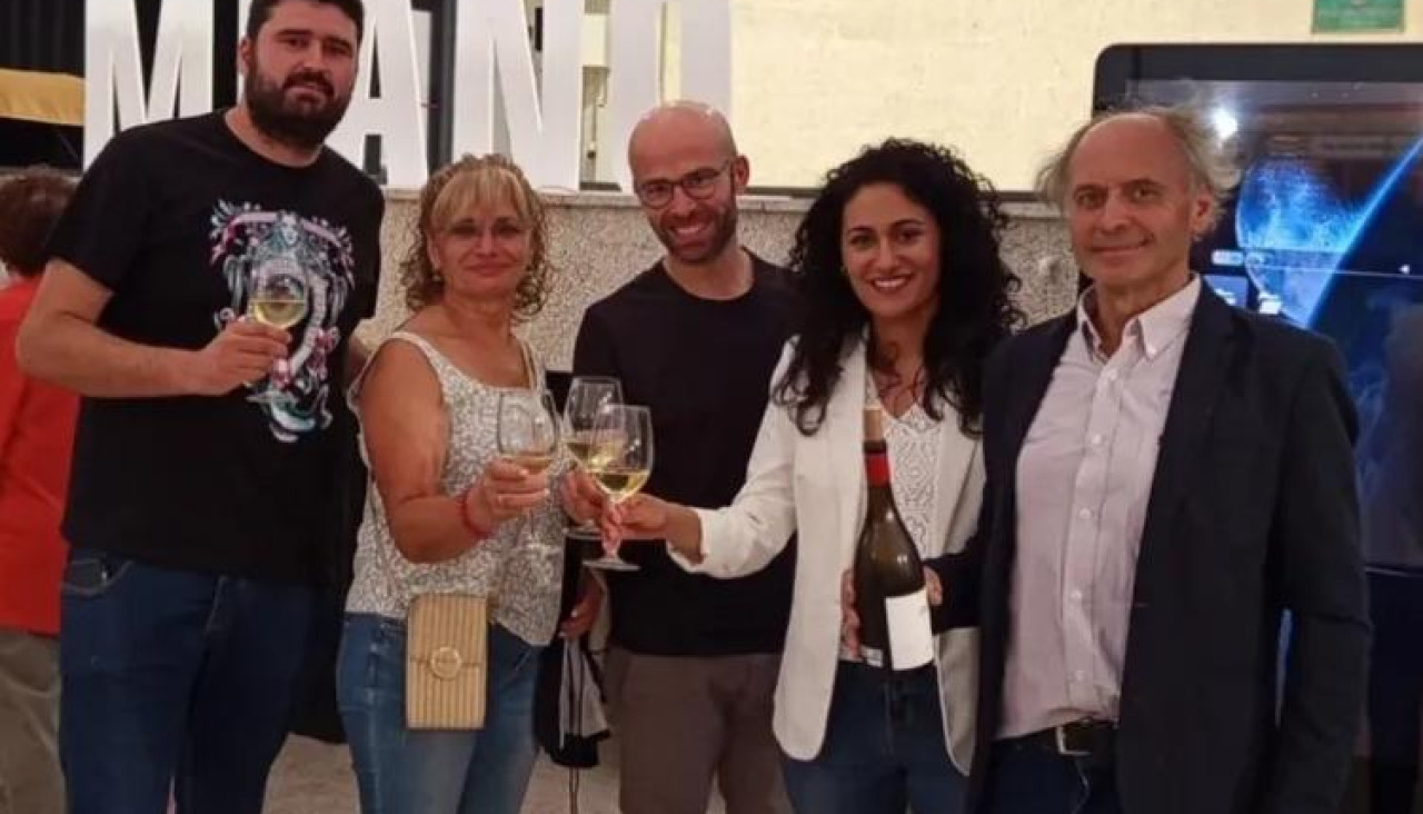 Miembros del equipo nacionalista brindan con albariño