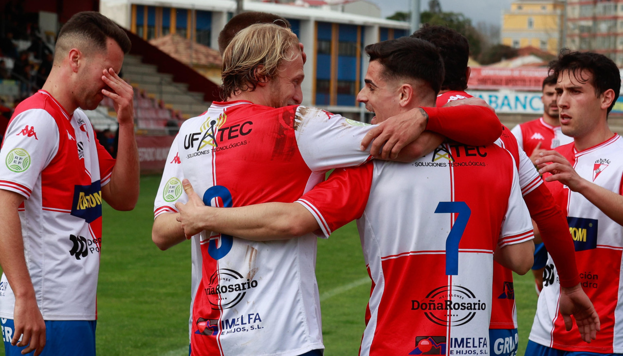 El equipo de Gonza Fernández vuelve a jugar hoy al campo de A Lomba, donde está invicto esta temporada, al recibir al Vilalbés en un partido en el que defiende el liderato