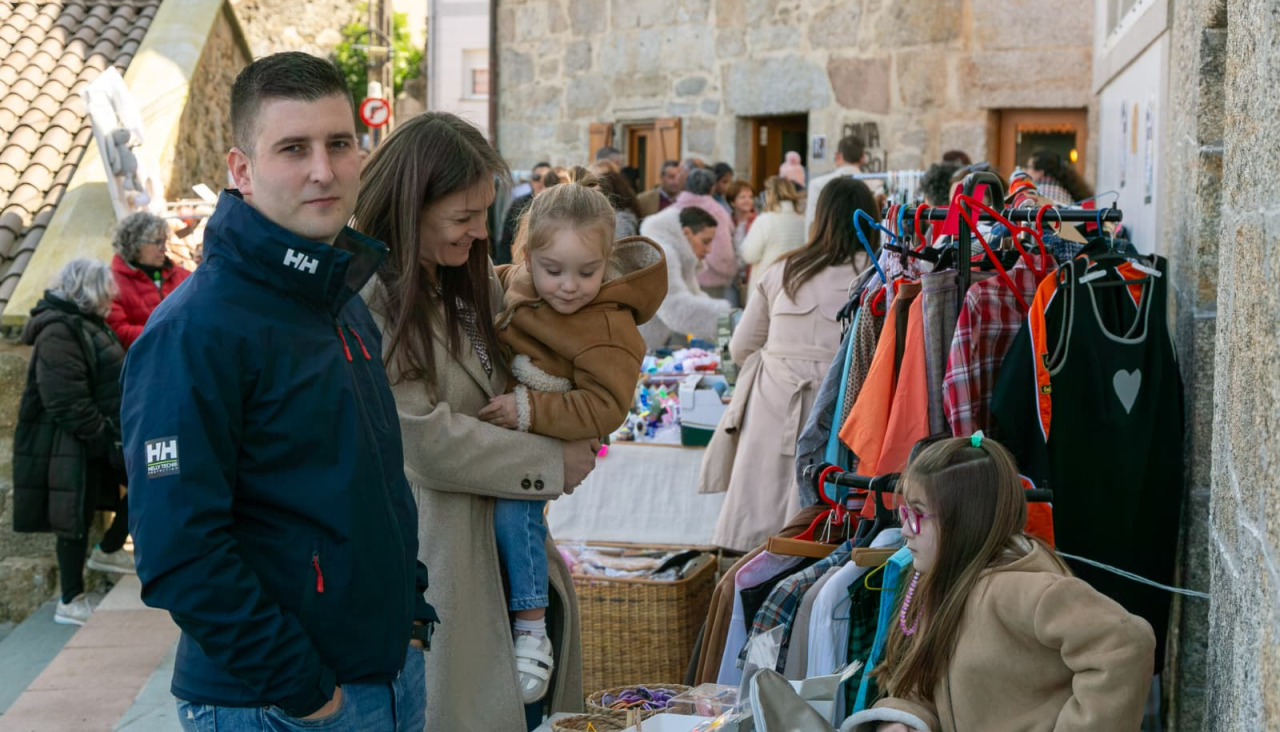 Xandre, y sus padres, en el mercadillo solidario de Vilavella