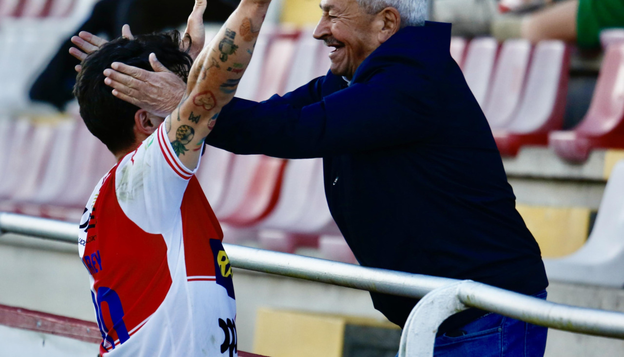 El directivo Chicho Fernández se abraza con el goleador local