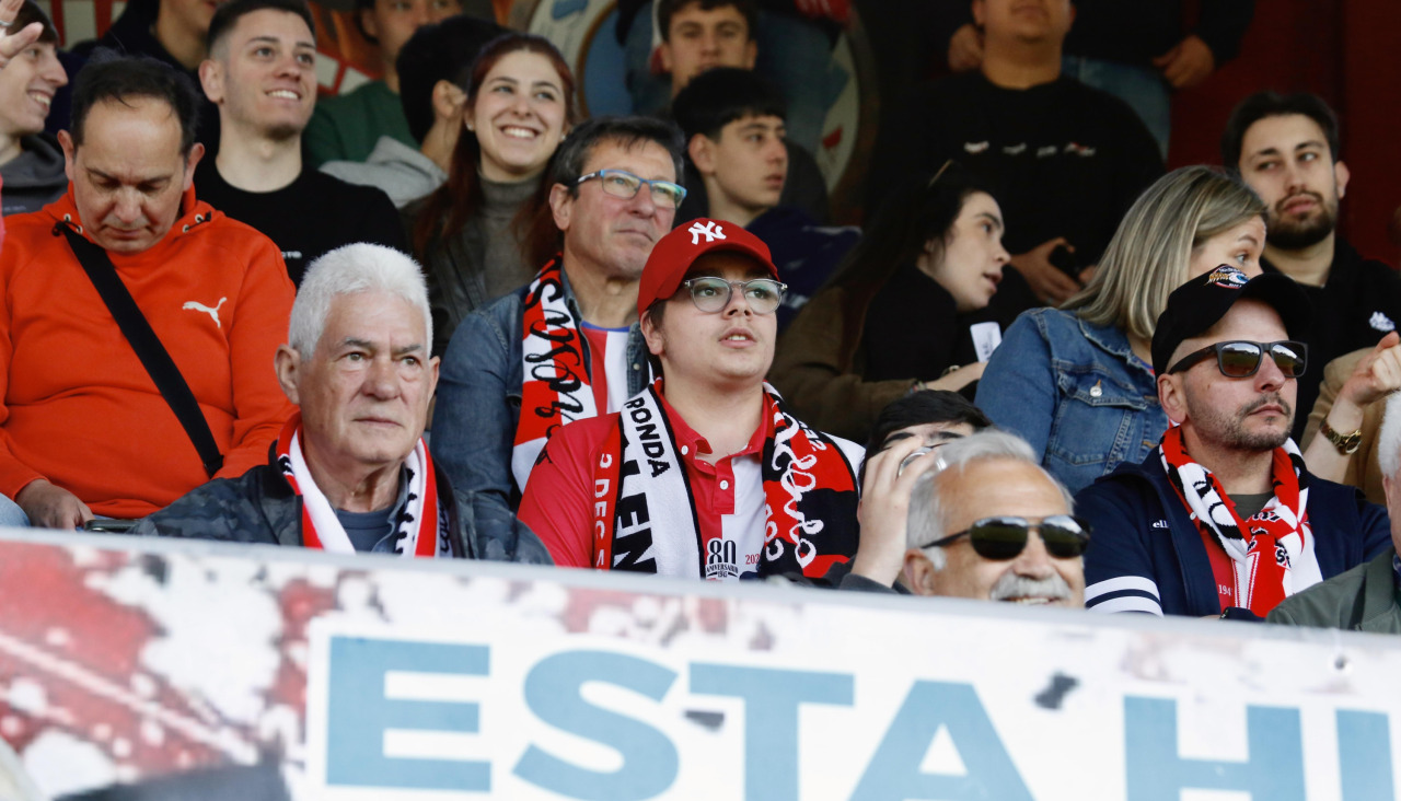 Penedo, abajo a la izquierda, es un fiel seguidor arlequinado de toda la vida