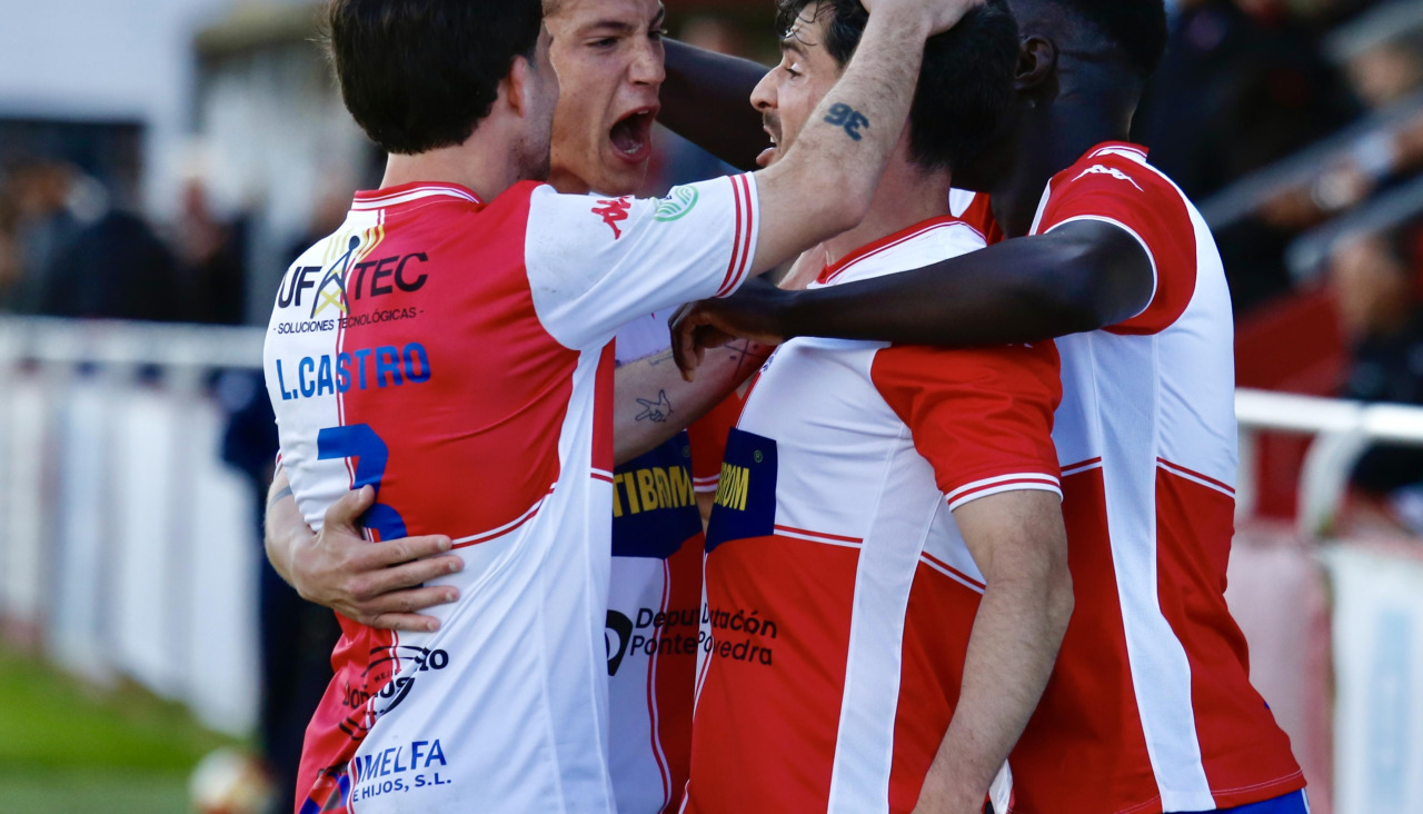 Álex Rey celebra junto a sus compañeros su sexto gol en los últimos ocho partidos