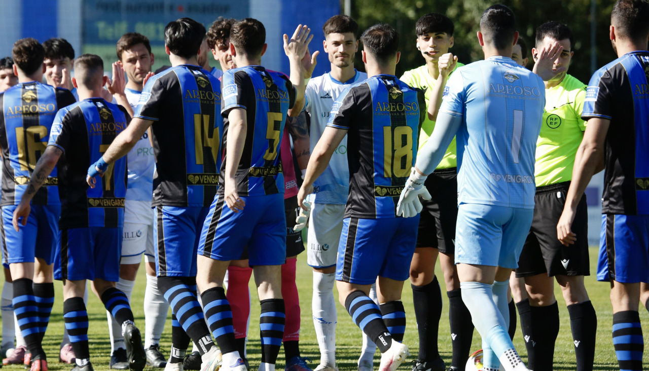 Los jugadores de ambos equipos se saludan antes del inicio del derbi