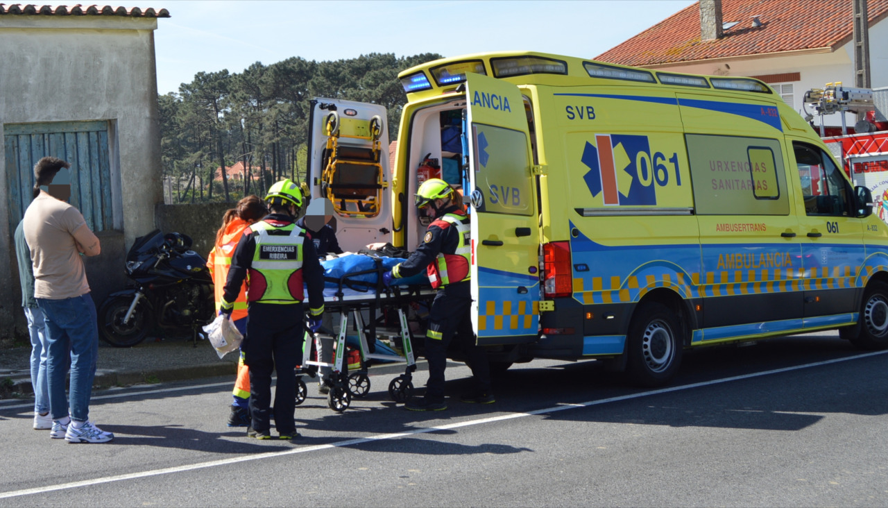 Trasladado en ambulancia del 061 al Hospital do Barbanza un motorista ...