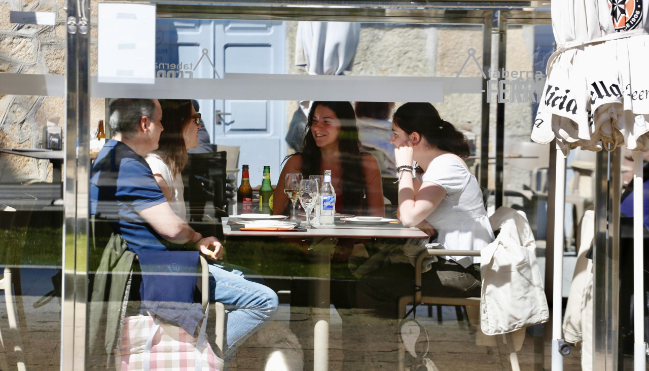 Visitantes disfrutando del buen tiempo en una terraza del municipio